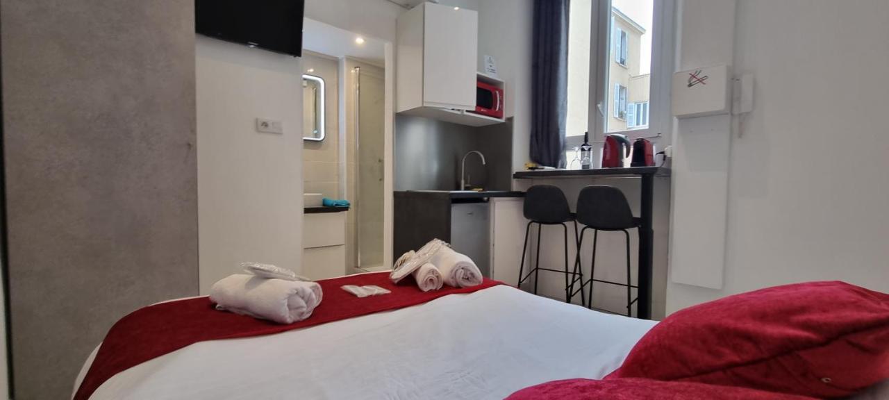 4 Dans Le Meme Immeuble * Cannes